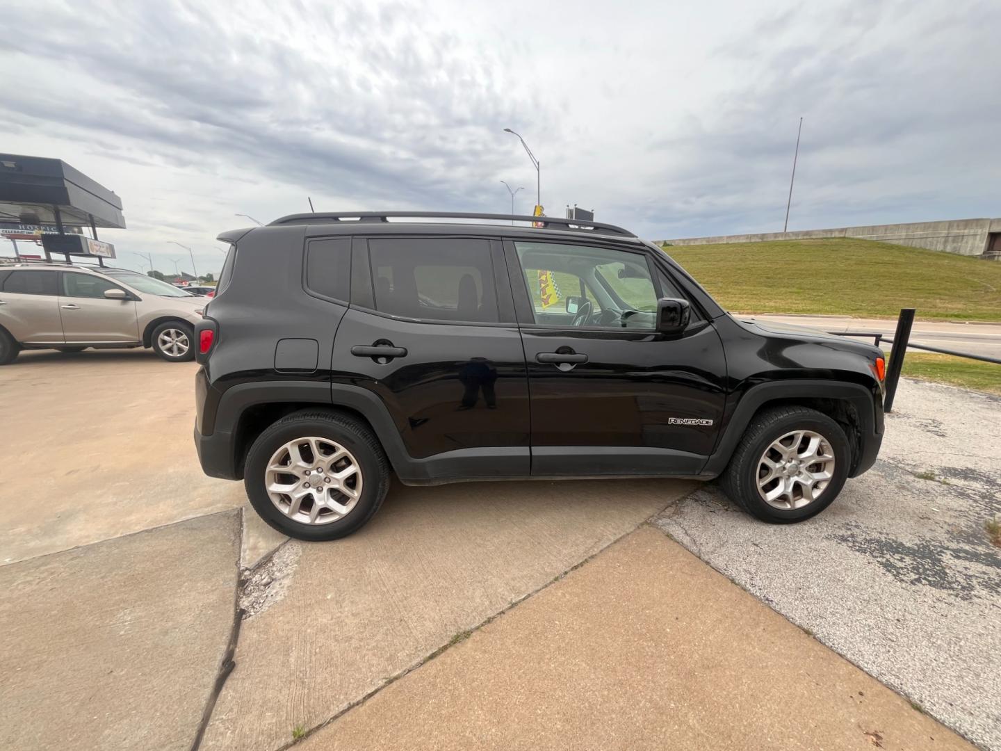 2018 BLACK JEEP RENEGADE LATITUDE Latitude FWD (ZACCJABB9JP) with an 2.4L L4 DOHC 16V engine, 6M transmission, located at 8101 E. Skelly Dr., Tulsa, OK, 74129, (918) 592-3593, 36.121891, -95.888802 - Photo#2